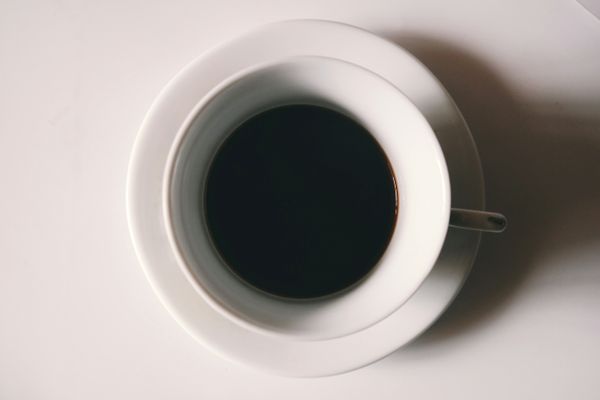 白いカップに入ったブラックコーヒー